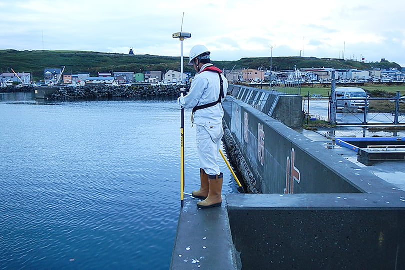 RTK-GNSS測量（リアルタイムキネマティック）による計測中の写真